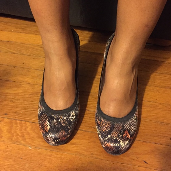 Multi colored reptile print wedge heel pump