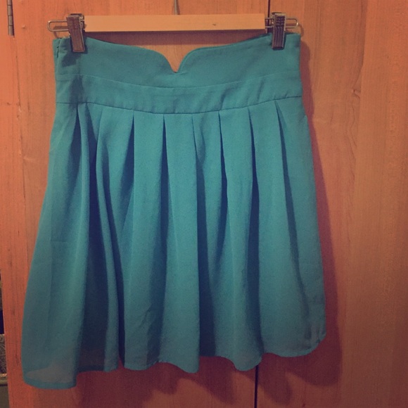 Super cute teal pleated skirt