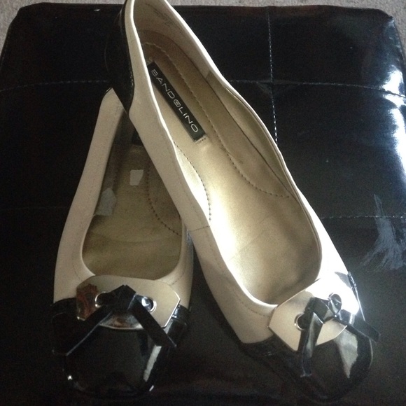Bandolino black and creamy white flats