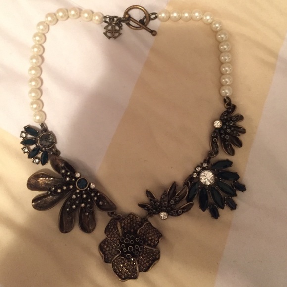 Ann Taylor Jewelry - Ann Taylor chunky floral embellished necklace