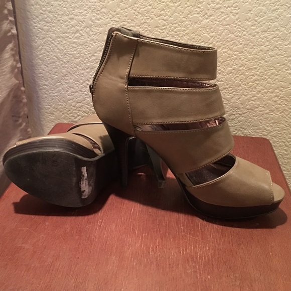 Heels - Picture 2 of 2