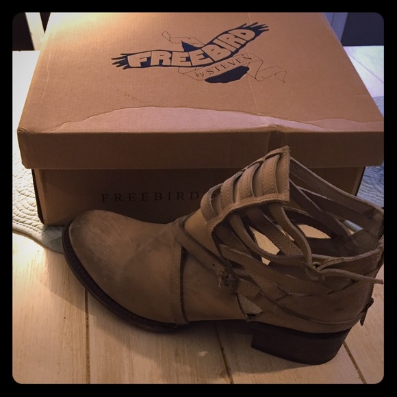 FREE BIRD STEVE MADDEN BOOTIES