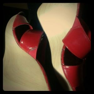 Nine West patent leather wooden wedges