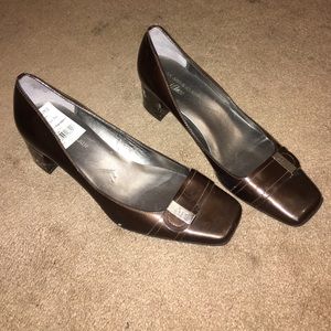 Anne Klein brown patent low heels
