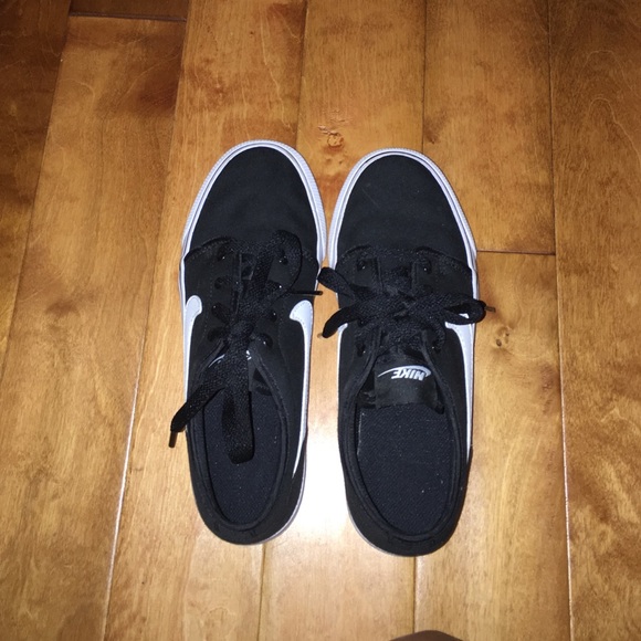 Nike Shoes - Picture 1 of 2