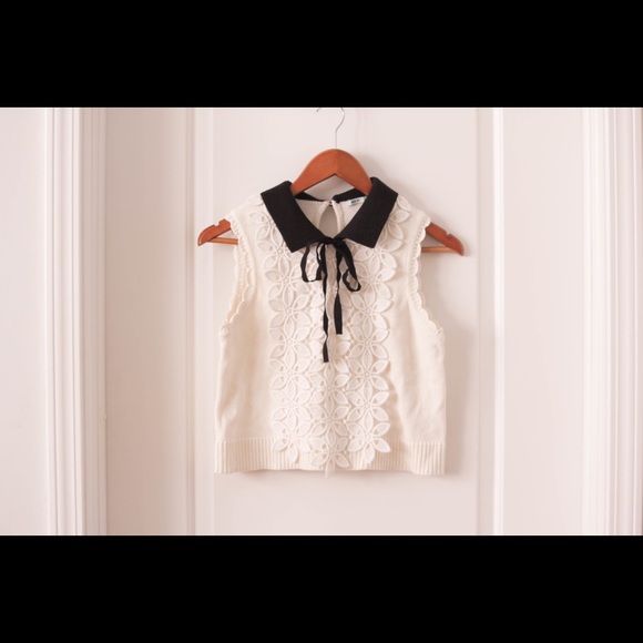 Cute collar shirt with pop out detail