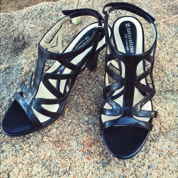 NATURALIZER 'DANYA' BLACK LEATHER SANDALS