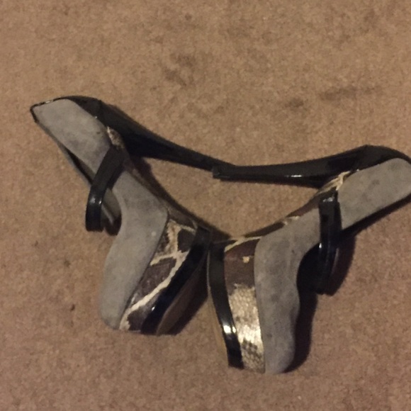 Gray pumps