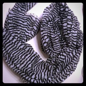Gap black white scarf