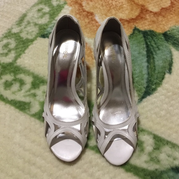 Beautiful white shoes 4" heels