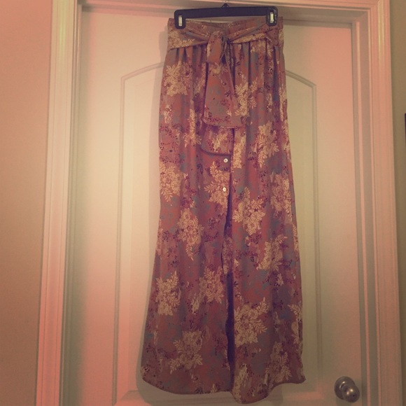 Mid waist skirt with front slit. - Picture 1 of 3