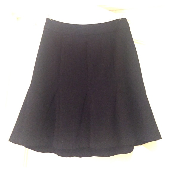 Mid waist, a-line skirt.