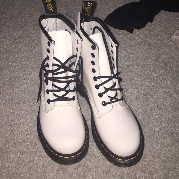 Dr martens air wizard patent white