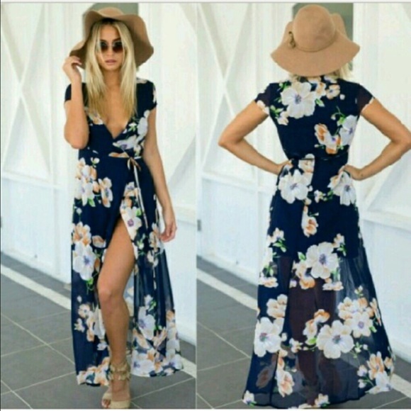 Dresses & Skirts - Beautiful beach dress or coverup