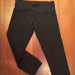 Black Lululemon cropped leggings