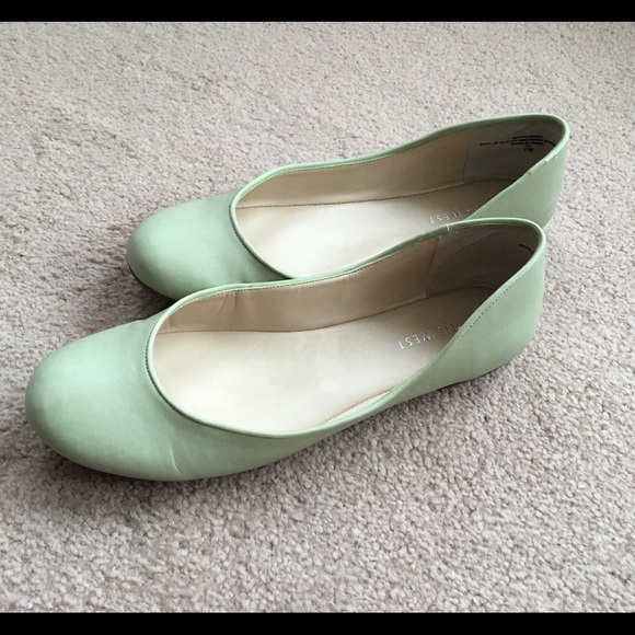 Mint Nine West Flats