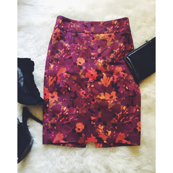LOFT Dresses & Skirts - LOFT Floral Print Pencil Skirt