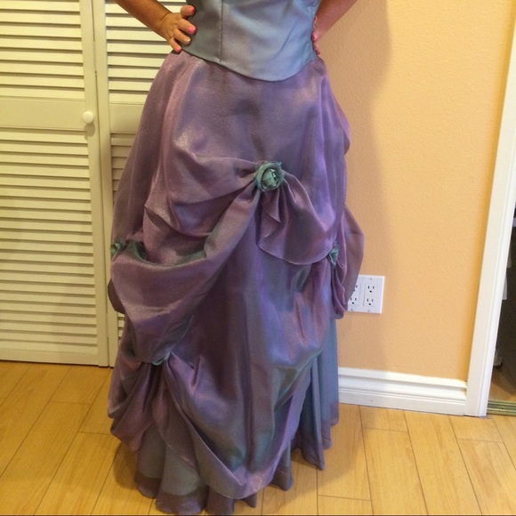 Evening gown, puffy bottom and corset top. - Picture 3 of 4