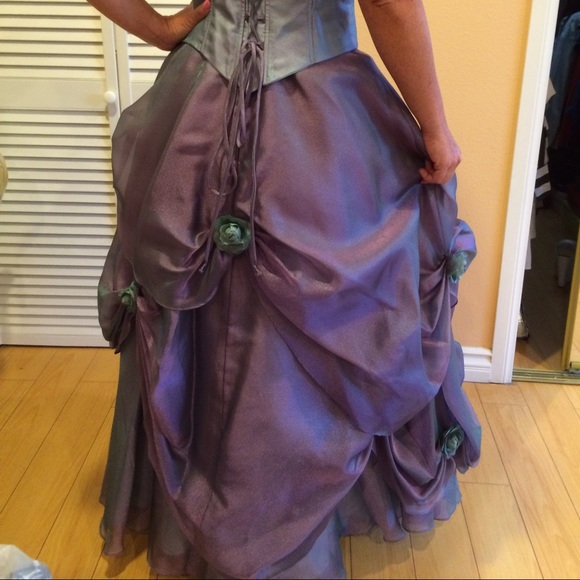 Evening gown, puffy bottom and corset top. - Picture 4 of 4