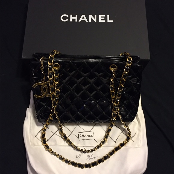 Patent Chanel in Black w/ gold chain