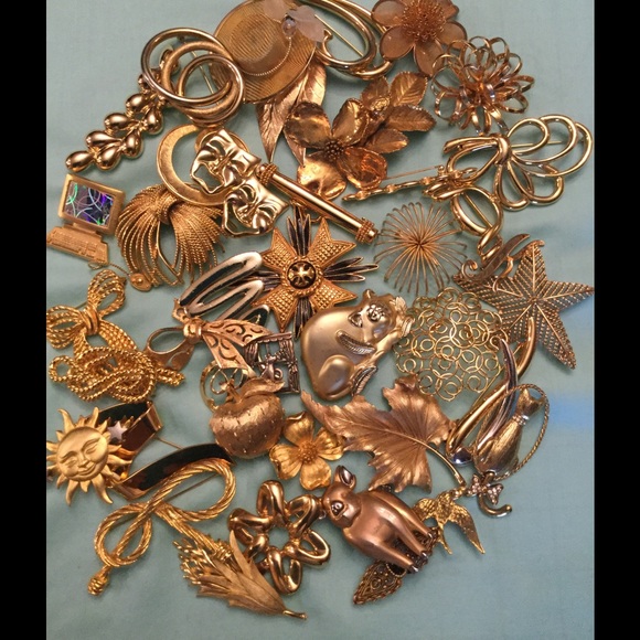 Gold tone vintage brooch lot!!  Some rare!!