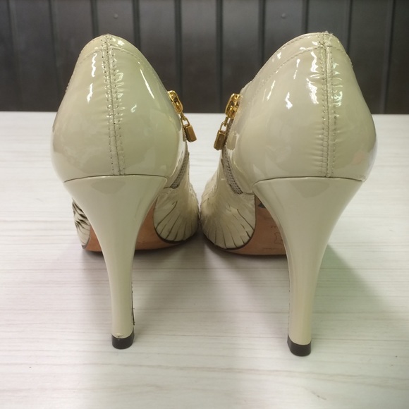 pour La Victiore cream patent Leather Booties - Picture 2 of 4