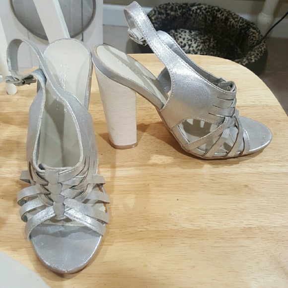 Shoedazzle silver chunky heels - Picture 3 of 3