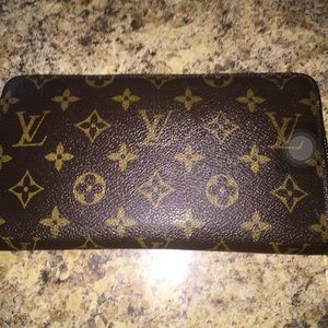 Louis Vuitton Zippy Organizer Wallet