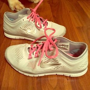 Women's Nike free runs