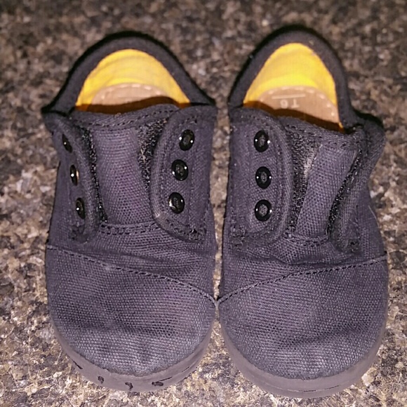 SOLD---TOMS-toddler size 6
