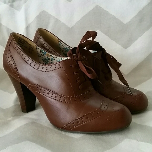 American Eagle Brown Oxford Heels sz 9.5 NEW