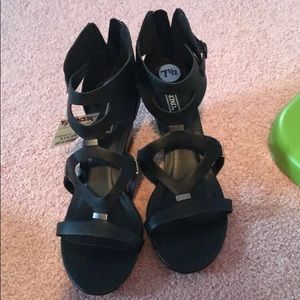Black wedges