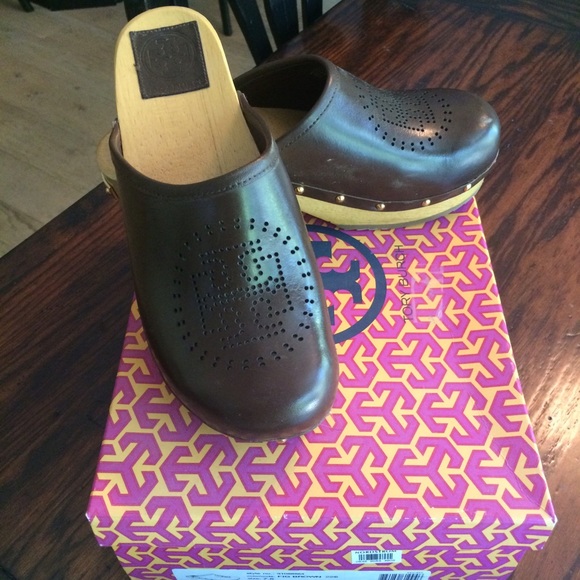 ‼️SOLD‼️Tory burch fig brown clog with small heel!