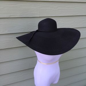 Black, wide brim hat