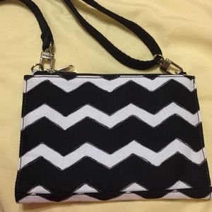 Cross Town by Thirty-one. In black chevron. NWOT