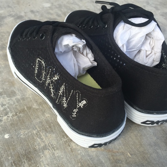 💥💥SOLD💥💥DKNY Girls LAfayatte Tennis Shoes - Picture 2 of 4