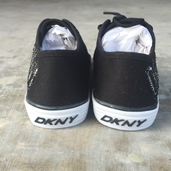 💥💥SOLD💥💥DKNY Girls LAfayatte Tennis Shoes - Picture 3 of 4