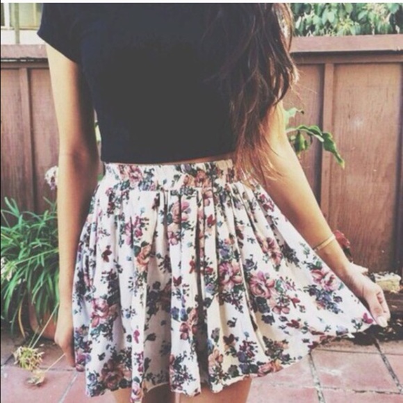 Brandy Melville floral mini skirt!