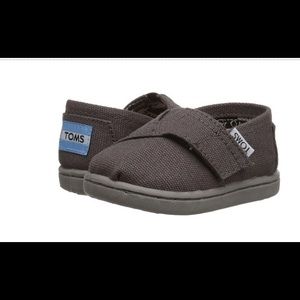 🔹 kids toms brand new! 🔹