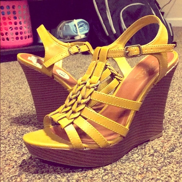 Mustard color wedges size 8 1/2