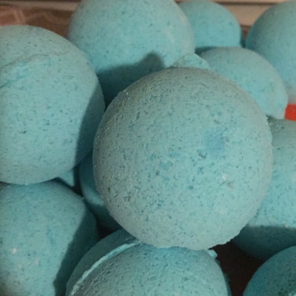 Neroli bath bomb, citrus with floral aroma.