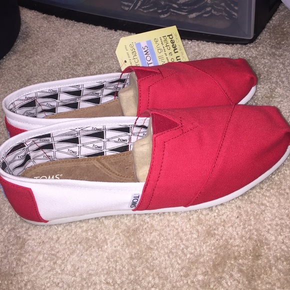 NWT Toms (W 9.5)