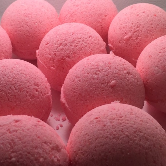Vanilla handmade bath bomb