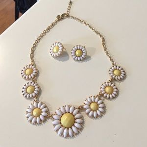 Daisy Necklace and Earring Set!!