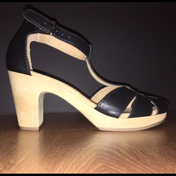 NWOT Women's Black Platform Wood Sandals! Size: 7