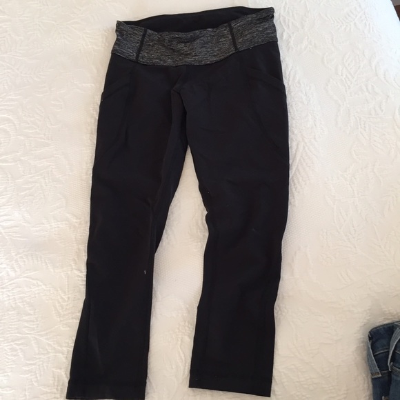 Lulu crops with side pockets and grey band