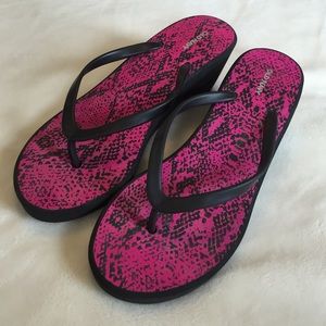 Heeled patterned flip flops
