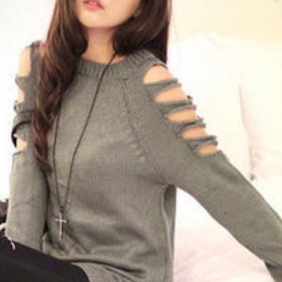 Sweaters - Cut sleeve sweater