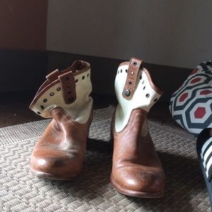 Frye Shoes - Frye booties hardly worn Frye Shoes - Frye booties hardly worn
