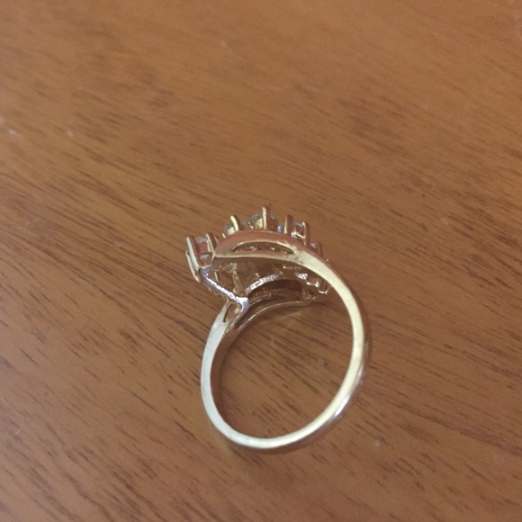 Gold ring - Picture 2 of 2